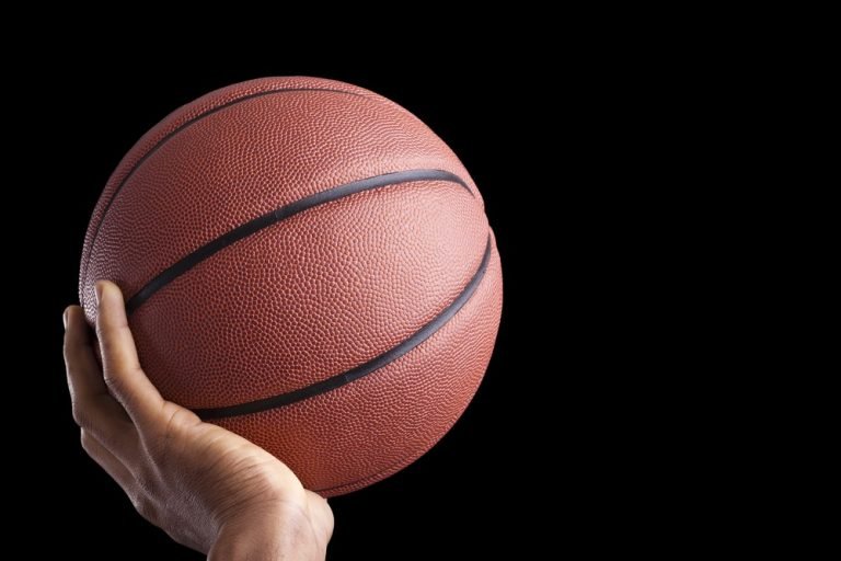 How to Palm a Basketball 2021 [4 Easy Tips]